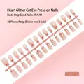 Nahaufnahme von rosafarbenen Katzenaugen-Klebenägeln mit roten Herzen auf 30er-Streifen. - 30er Pack / Pink Katzenauge Herz (MY118-T)