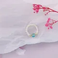 Eleganter Süßwasserperlen-Ring mit blauer Kristallperle und goldenen Akzenten - Labradorit-Grün