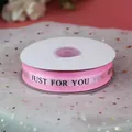 Rouleau de ruban en organza rose avec imprimé 'JUST FOR YOU' pour emballages et gâteaux - Impression Just For You / Rose