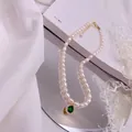 Elegante doppelreihige Süßwasserperlenkette mit grünem Zirkonia-Tropfenanhänger Detail - Grüner Strass-Tropfen-Stil / Gold
