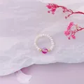 Handgefertigter Ring aus natürlichen Süßwasserperlen mit lebhaftem rosa Edelsteinbesatz - Labradorit-Rosarot