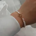 Détail d'un bracelet en perles de culture baroques avec fermoir à bascule en or 14 carats. - Perle baroque naturelle / Style à Bascule