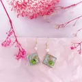 Détail de boucles d'oreilles carrées en résine faites main avec de vraies fleurs séchées - 4# Rhombe Fleur Séchée Verte Feuille d'Or Perle Crochet