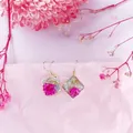 Primer plano de pendientes geométricos hechos a mano con flores secas rosas y oro - 5# Rombo Rosa Fuerte Flor Seca Lámina de Oro Gancho