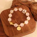 Luxuriöses Armband aus rosa Quarzkristall mit Goldmünzenanhänger und Kristall - Rosa Kristall Würfelzucker Armband / Rosa