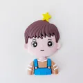 Figura de niño de dibujos animados con estrella amarilla y peto azul para pastel - Figura de Niño con Overol de PVC / S