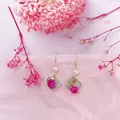 Vista detallada de pendientes geométricos de resina con flores rosas secas reales y pan de oro. - 6# Rombo Rosa Fuerte Flor Seca Lámina de Oro Perla