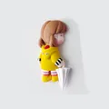 Statuina miniatura ragazza in impermeabile giallo con ombrello bianco per torte - Ragazza in Impermeabile Con Ombrello / 1 Pezzo