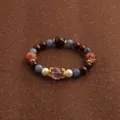 Handgefertigtes Naturkristall-Perlenarmband mit Granat, blauem Stein und weißen Perlen - Mehrschatz Muschelperlen Armband / bunt