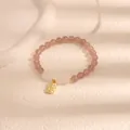 Elegante bracciale in quarzo fragola con ciondolo dorato della fortuna e accenti di giada. - Carattere della ricchezza