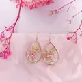 Primer plano de pendientes de gota hechos a mano con flores secas rosas y pan de oro - 7# Lágrima Blanco Rosa Flor Seca Lámina de Oro Gancho