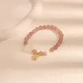 Vista dettagliata del bracciale di perle in quarzo fragola rosa con ciondolo portafortuna - Fiore di calcedonio