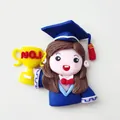 Figurine de gâteau fille diplômée de dessin animé faite à la main avec trophée jaune NO.1 - Fille au Trophée en Pâte Polymère