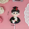 Décoration de gâteau mignon garçon diplômé avec toge et chapeau académique en résine - Garçon Diplômé en Pâte Polymère / 8.5x4.8cm