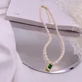 Nahaufnahme einer Vintage-Süßwasserperlenkette mit elegantem grünem Zirkonia-Anhänger. - Grüner Strass-Quadrat-Stil / Gold