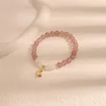 Dettaglio del braccialetto in quarzo fragola rosa con un ciondolo a forma di rosa - Rosa