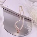 Elegante Vintage-Süßwasser-Reisperlenkette mit einem rosa Zirkonia-Anhänger für Damen - Rosa Strass-Quadrat-Stil / Gold