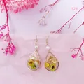 Vista detallada de pendientes dorados de lágrima con flores secas amarillas y perla - 12# Lágrima Blanco Amarillo Flor Seca Lámina de Oro Perla