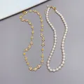 Vista dettagliata di una collana a strati con margherite e un elegante filo di perle. - Set Margherita Farfalla e Perla