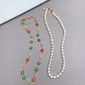 Dettaglio della collana con margherite colorate e collana di perle d'acqua dolce bianche - Set Margherita e Perla Colorata