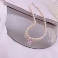 Elegante Süßwasserperlenkette mit funkelndem rosa Herzzirkon-Anhänger auf einem Spiegel - Rosa Strass-Herz-Stil / Silber