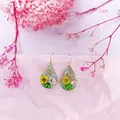 Primer plano de pendientes de resina con flores secas reales y detalles de pan de oro fino - 14# Lágrima Amarillo Verde Blanco Flor Seca Gancho