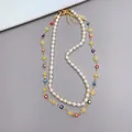 Vista dettagliata della collana a strati con perle d'acqua dolce, margherite e malocchio. - Set Malocchio Margherita e Perla Colorata