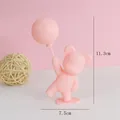 Gros plan d'un ours rose tenant un ballon, décoration de gâteau de 11,3 cm de haut - Ours Ballon Rose / Pièce Unique
