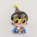 Süßer Kuchenaufsatz aus Weich-PVC in Jungenform mit Geburtstagshut und Herzbrille - Brillenjunge Figur