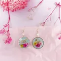 Detalle de pendientes redondos de resina con flores secas reales y detalles en oro - 16# Redondo Amarillo Rosa Rosa Fuerte Flor Seca Perla