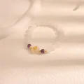 Elegante bracciale di perle bianche con accenti viola e un fiore dorato centrale - Ciondolo fibbia della pace in ametista