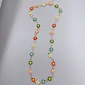 Vista dettagliata di una vivace collana a fiori di margherita con catena dorata. - Collana Margherita Multicolore
