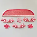 Chinesisches Tortendekorations-Set aus Weichgummi mit rosa Blumen zum Muttertag - Rosa Qipao-Stil / 7-teiliges Set / Rosa