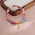 Makro-Detail des mehrfarbigen Wassermelonen-Turmalin-Armbands mit goldenem Bambusblatt. - Glücksbambus Stil / Frucht-Turmalin Glücksbambus Stil