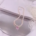 Detailaufnahme der Süßwasserperlenkette mit rosa tropfenförmigem Zirkon auf Spiegel - Rosa Strass-Tropfen-Stil / Silber
