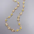 Vista dettagliata di un'elegante collana placcata in oro con margherite e farfalle. - Collana Margherita e Farfalla