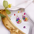 Detalle de pendientes de gota con flores secas naturales coloridas en resina transparente - 22# Púrpura