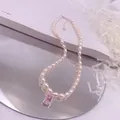Nahaufnahme der Süßwasserperlenkette mit einem eleganten rosa Zirkonia-Anhänger - Rosa Strass-Quadrat-Stil / Silber
