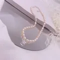 Detailansicht einer eleganten Süßwasser-Reisperlenkette mit funkelndem Zirkon-Anhänger - Weißer Strass-Quadrat-Stil / Silber