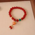 Detaillierte Nahaufnahme eines Armbands aus rotem Achat mit bunten Steinakzenten - Naturstein Roter Achat Golden Silk Jade Kürbis Stil