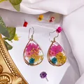 Pendientes de gota con flores secas reales en vibrantes tonos rosa, azul y amarillo. - 23# Rosa
