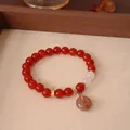 Detailansicht eines Armbands aus rotem Achat mit Jadeperlen und kleinem Steinanhänger. - Naturstein Roter Achat Erdbeerquarz Pingan Schnalle Stil