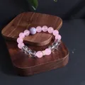 Detaillierte Ansicht eines Armbands aus Rosenquarz und Amethyst auf einem Holzständer - Rosa Kristall / Rosenquarz Weißer Kristall
