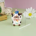 Simpatica statuina per torta a forma di mucca con cappello e latte, altezza 5,5 cm. - Bue