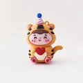 Simpatica statuina per torta tigre dello zodiaco con cappello da festa rosa per compleanno - Tigre