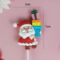 Décoration de gâteau Père Noël en PVC souple avec cadeaux colorés, dimensions 5x7 cm - Père Noël avec Cadeaux Colorés (3022)