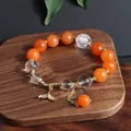 Nahaufnahme des Perlenarmbandes aus Sonnenstein und Bergkristall mit Fischschwanz-Anhänger - Fischschwanz Anhänger Stil / Orange (Sonnenstein Fischschwanz Quaste)