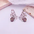 Primer plano de pendientes de alas de mariposa en degradado con cristales brillantes. - Base de Plata / Gris
