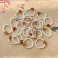 Detailansicht der elastischen Ringe aus Erdbeerquarz und geschliffenen Kristallperlen - Elastischer Ring / Erdbeerquarz Klarer Kristall