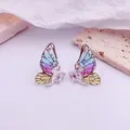 Vista detallada de pendientes de ala de mariposa con degradado y cristales claros - Estilo Hoja de Plata / Arcoíris